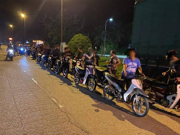 Pemilik motosikal terpaksa menolak kenderaan masing-masing sejauh lebih satu kilometer ke balai untuk siasatan lajut selepas ditahan atas pelbagai kesalahan termasuk merempit.