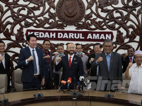 Mukhriz (tengah) bersama sebahagian pemimpin PH Kedah selepas selesai sidang media di Wisma Darul Aman hari ini.