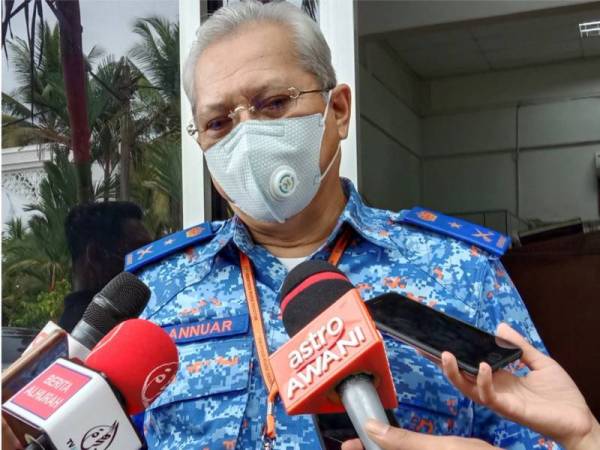 Annuar ketika menjawab soalan media selepas menyampaikan bantuan kepada imam sekitar Parlimen Ketereh di Darul Saodah di Kampung Chengal di sini hari ini.