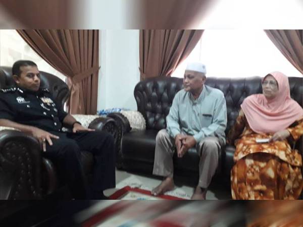 Ayob Khan (kiri) memberikan sumbangan kepada Mt Majik dengan ditemani isterinya, Basiah Tahir, 70, di rumah mereka di Rumah Imam Masjid Tunku Laksamana Abdul Jalil di IPK Johor, Johor Bahru.