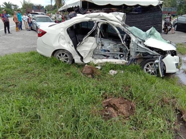 Keadaan kereta jenis Perodua Bezza dinaiki empat beradik yang remuk di lokasi (Foto: Ihsan pembaca)