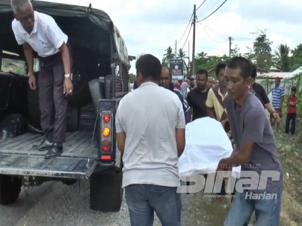 Orang ramai yang membantu mengangkat mayat mangsa untuk dibawa ke Hospital Universiti Sains Malaysia (HUSM) Kubang Kerian untuk bedah siasat.