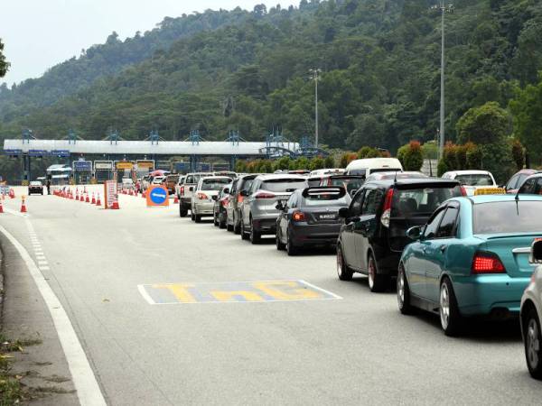 Kelihatan aliran trafik sesak di Plaza Tol Gombak menghala Karak ekoran sekatan jalan raya ketika tinjauan semalam. - Foto Bernama