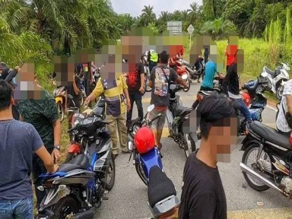 Sebahagian mereka ditahan dalam 'Op Lumba Haram/ Samseng Jalanan' di Parit 10 Sungai Panjang di Sabak Bernam petang semalam.