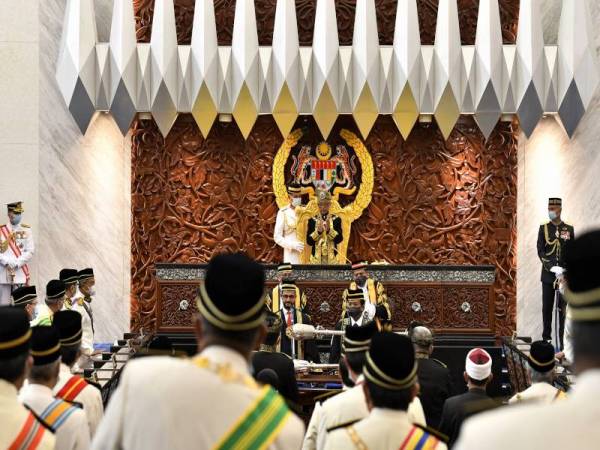 Yang di-Pertuan Agong Al-Sultan Abdullah Ri'ayatuddin Al-Mustafa Billah Shah berkenan menepuk tangan sebagai tanda penghargaan untuk barisan hadapan yang berkerja keras membendung pandemik Covid-19 semasa menyampaikan titah ucapan Diraja pada Istiadat Pembukaan Mesyuarat Penggal Ketiga Parlimen ke-14 di Bangunan Parlimen hari ini. - Foto Bernama