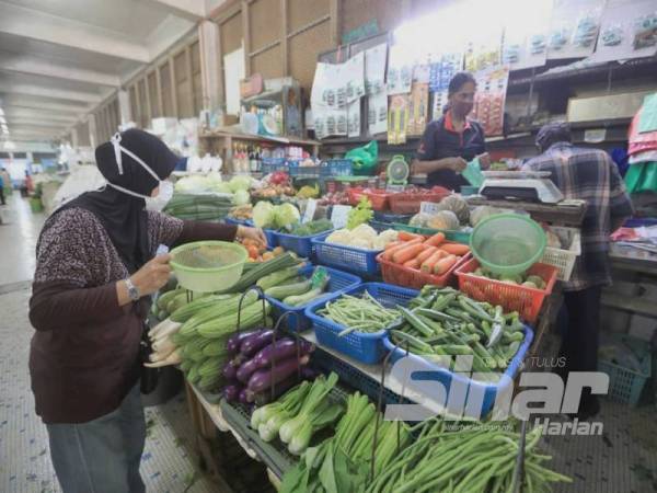 Peniaga meminta agar MPK menambah bilangan kemasukan pelanggan ke Pasar Besar Kuantan berikutan pendapatan mereka merosot sejak pelaksanaan Perintah Kawalan Pergerakan Bersyarat (PKPB).