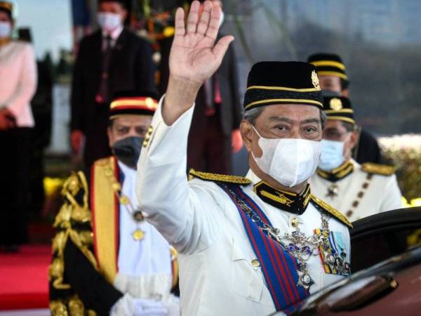 Perdana Menteri Tan Sri Muhyiddin Yassin melambaikan tangan kepada pengamal media selepas selesai Istiadat Pembukaan Mesyuarat Penggal Ketiga Parlimen ke-14, yang disempurnakan Yang di-Pertuan Agong Al-Sultan Abdullah Ri'ayatuddin Al-Mustafa Billah Shah di Bangunan Parlimen hari ini. --fotoBERNAMA