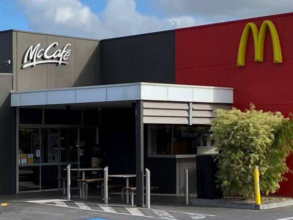 Sebanyak 12 restoran McDonalds di Victoria Australia ditutup pada Isnin selepas seorang pekerja penghantaran diuji positif Covid-19.