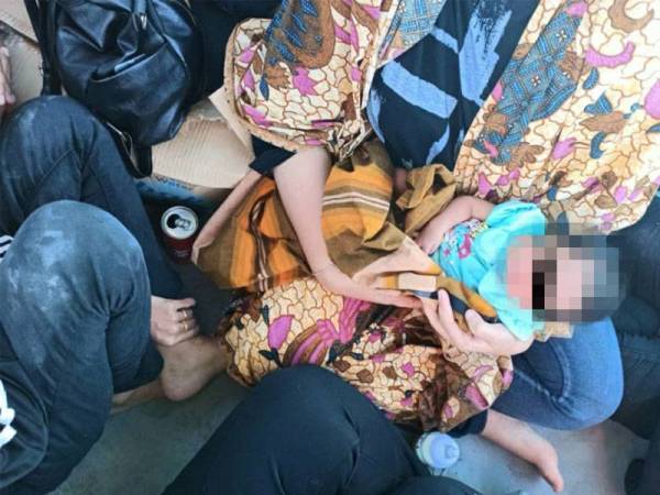 Seorang bayi perempuan selamat dilahirkan di atas bot pancung yang rosak dan tersadai sebelum diselamatkan di tengah laut di timur Tanjung Balau, Kota Tinggi, Johor, Jumaat lalu.