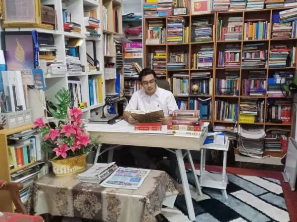 Md Shukri membaca al-Quran dan bahan bacaan agama bagi memahami terjemahan serta senario turunnya ayat al-Quran bagi memanfaatkan masa terluang ketika PKP dan pada bulan Ramadan.