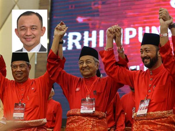 Saat-saat gembira... Tan Sri Muhyiddin Yassin (kiri), Tun Dr Mahathir Mohamad dan Datuk Seri Mukhriz Mahathir pada Mesyuarat Agung pertama Bersatu di Pusat Konvensyen Ideal Shah Alam (IDCC) pada September 2017. (Gambar kecil: Maszlee)