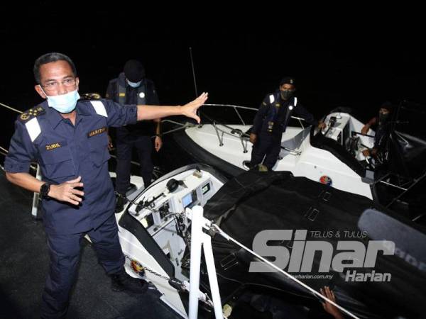 Zubil melakukan tinjauan dan pemeriksaan terhadap persiapan aset dan kesiapsiagaan anggota-anggota APMM Selangor yang terlibat dalam Op Benteng. - Foto ASRIL ASWANDI SHUKOR