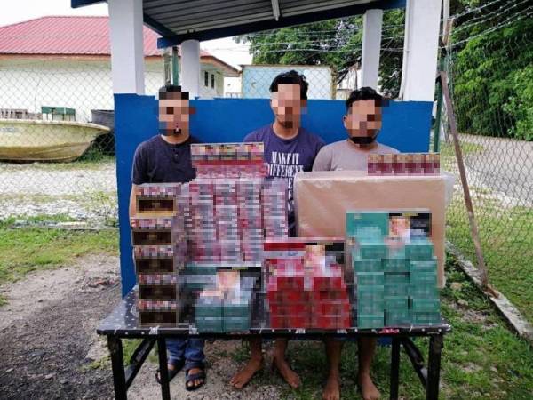 Tiga lelaki Indonesia gagal mengedarkan rokok seludup pelbagai jenama selepas mereka diberkas PGA Batalion 5 di Jalan Cendana 5/1, Taman Cendana, Pasir Gudang, Johor pada Sabtu lalu. Foto ihsan PGA