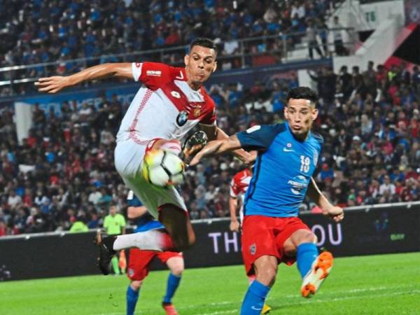 Aksi Cassio (kiri) ketika menyarung jersi Kelantan dalam saingan Liga Malaysia (Liga-M).