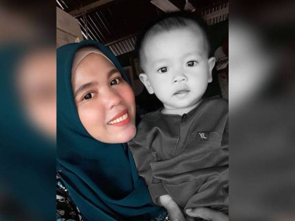 Mohamad Aiman Mukhriz Mohamad Amirul, 2, berada di pangkuan ibunya, Emylia Safrina Zakaria, 21, ketika dia masih sihat dan dikesan bernafas singkat kelmarin sebelum meninggal dunia semalam.