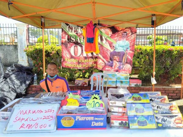 Muhammad Azamirudin pernah berniaga kurma di Pasar Segar Terkawal anjuran Lembaga Pemasaran Pertanian Persekutuan (FAMA) ketika awal Ramadan.