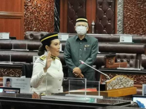 Ras Adiba mengangkat sumpah sebagai senator di Dewan Negara hari ini. - Foto Bernama TV