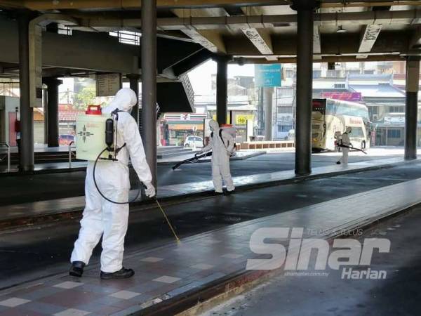 Bomba melakukan proses nyah cemar di stesen bas.