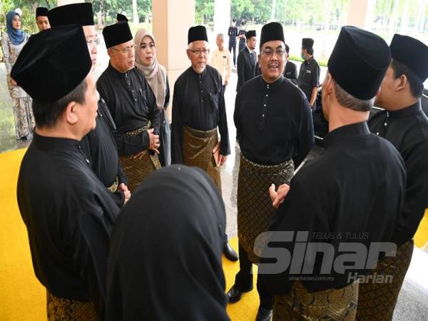 Muhammad Sanusi (tengah) beramah mesra bersama anggota Exco seusai majlis angkat sumpah Exco Kedah di Wisma Darul Aman, hari ini.