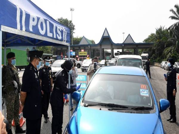 Ketua Polis Pulau Pinang, Datuk Sahabudin Abdul Manan (dua kiri) bersama anggota polis dan tentera melakukan sekatan jalan raya di Tol Jawi bagi memantau kenderaan yang melakukan pergerakan rentas negeri tanpa kebenaran untuk menyambut Aidilfitri semalam. - Foto Bernama