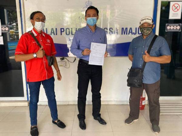 Mohammed Ridzal Kamal Ghazalee (tengah) membuat laporan polis di Balai Polis Wangsa Maju mengenai bekas Menteri Air, Tanah dan Sumber Asli, Datuk Dr Xavier Jayakumar kerana menghina institusi diraja.