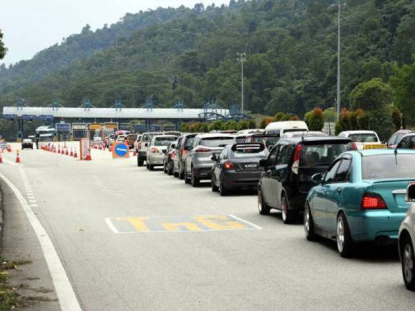 Kelihatan aliran trafik sesak di Plaza Tol Gombak menghala Karak ekoran sekatan jalan raya ketika tinjauan baru-baru ini. - Foto Bernama