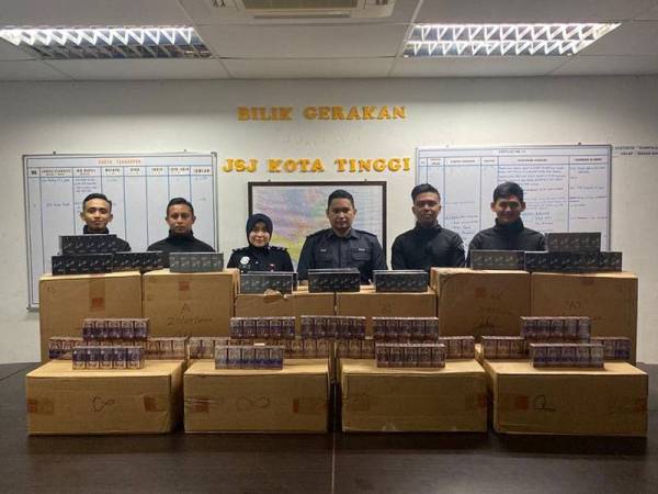 Anggota polis merampas 500 rokok seludup yang daripada seorang lelaki warga asing di sebuah stesen minyak di Jalan Felda Gugusan Adela, Kota Tinggi hari ini.