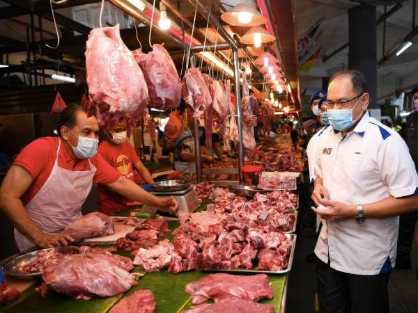 Hasnol Zam Zam Ahmad meninjau jualan daging ketika mengadakan operasi pemeriksaan sempena pelaksanaan Skim Harga Maksimum Musim Perayaan Hari Raya Puasa (SHMMPHRP) 2020 di Pasar Awam Seksyen 6 hari ini.- Foto Bernama