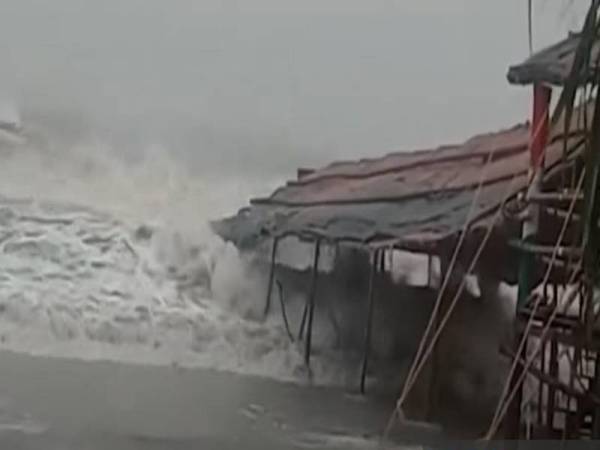 Taufan Amphan membadai pantai Benggala Barat dan Bangladesh dengan kekuatan angin sehingga 185 kilometer sejam. - Foto sumber YouTube