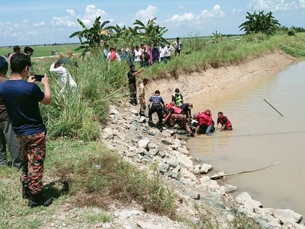 Pasukan bomba berjaya menemui mangsa di dasar terusan selepas operasi mencari dan menyelamat mangsa digerakkan. - Foto PDRM Perak Tengah 