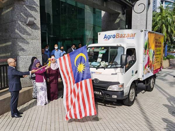 Kiandee dan Junaidah menyempurnakan gimik penghantaran sumbangan itu ke 10 Central Kicthen JKM di seluruh negara