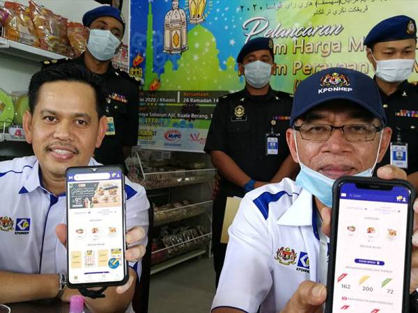 Rosol (kanan) dan Saharuddin menunjukkan aplikasi 'Price Catcher'