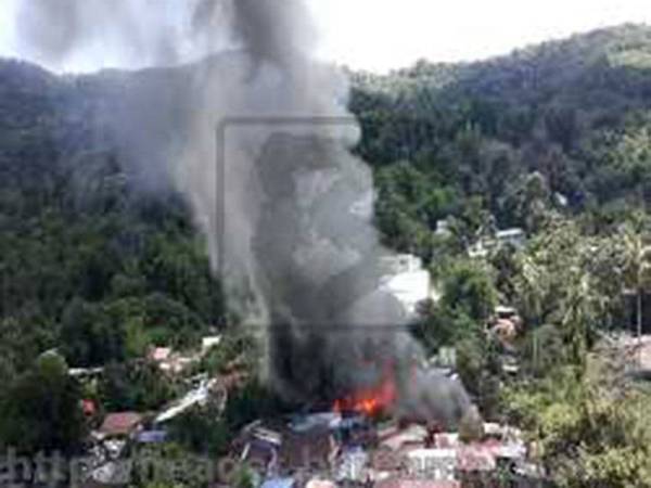 Pasukan bomba mengambil masa lebih tiga jam untuk memadam kebakaran dua buah rumah dan sebuah kilang membuat peralatan untuk sembahyang di Jalan Paya Terubong-Bandar Baru Ayer Itam, di sini hari ini