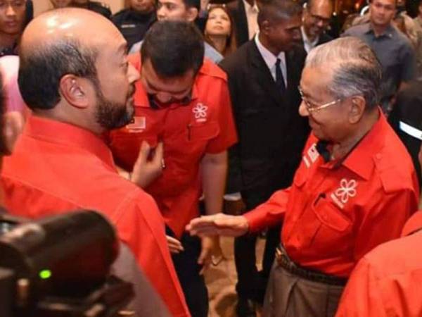 Kepemimpinan Mukhriz (kiri) dan Tun Mahathir (kanan) diakui di peringkat pusat dan negeri selain sah dari segi Perlembagaan Bersatu dan dengan yang demikian tidak wajar dipertikaikan oleh mana-mana pihak. Foto: FB Mukhriz Mahathir FC