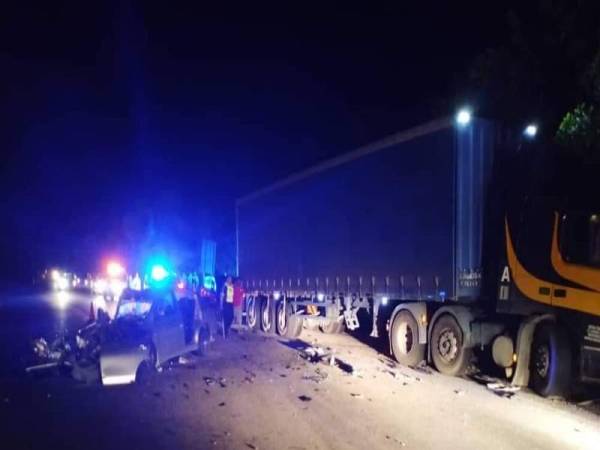 Keadaan di lokasi nahas melibatkan empat kenderaan yang meragut dua nyawa di Kilometer 145 Jalan Kuala Lumpur-Kuantan malam tadi. - Foto JBPM 