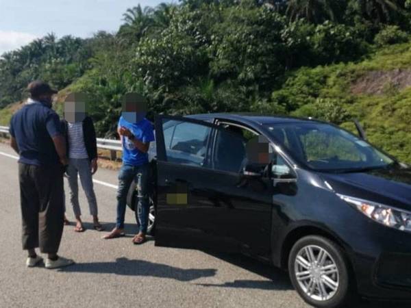 Polis menyoal siasat empat lelaki berkenaan yang cuba rentas negeri dari Senai, Johor ke Besut Terengganu.