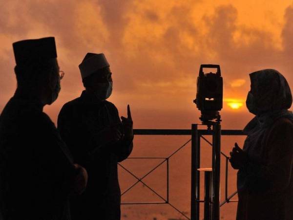 Ketua Pegawai Eksekutif Perbadanan Labuan Dr Fary Akmal Osman (kanan) mendengar penerangan oleh Petugas Pejabat Mufti Wilayah Persekutuan Labuan Agku Bolkhizan Ahmad Thani (tengah) ketika melakukan cerapan bagi melihat anak bulan untuk menetapkan tarikh 1 Syawal 1441H bagi menyambut Aidilfitri di Pusat Cerapan Menara Universiti Malaysia Sabah Kampus Antarabangsa Labuan hari ini.Foto: Bernama