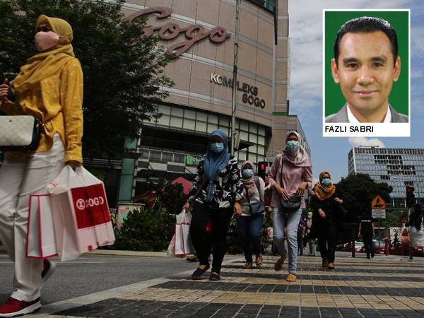 Suasana di sekitar Jalan Tunku Abdul Rahman, Kuala Lumpur semalam dikunjungi orang ramai bagi membuat persiapan Aidilfitri pada hari-hari terakhir Ramadan. - Foto Bernama