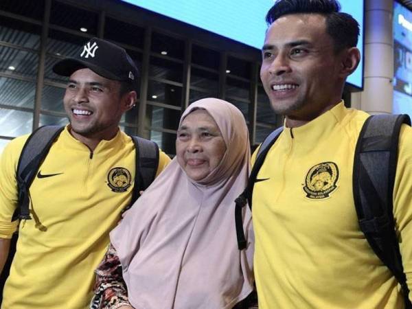 Aidil Zafuan dan Aidil Zakuan bersama ibu mereka.