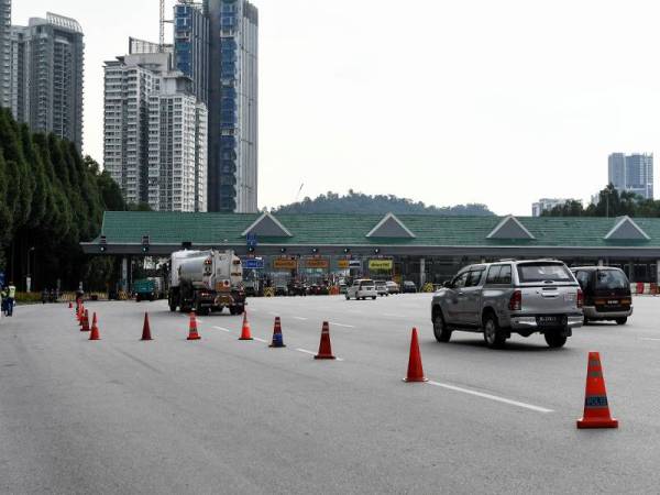 Kelihatan aliran trafik di Plaza Tol Duta menghala ke utara tanah air terkawal ekoran sekatan jalan raya. Foto: Bernama