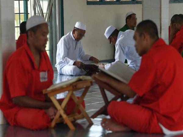 Banduan Penjara Marang bertadarus Al-Quran sepanjang bulan Ramadan ketika tinjauan baru-baru ini.- Foto Bernama