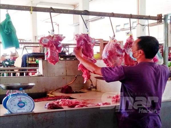 
Permintaan daging menurun kerana perantau tidak pulang ke kampung.