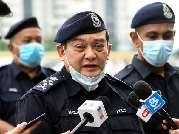 Mazlan ketika ditemu bual selepas membuat lawatan di sekatan jalan raya di Plaza Tol Duta bagi memantau pemandu yang masih mahu pulang menyambut Aidilfitri di kampung hari ini. - Foto Bernama