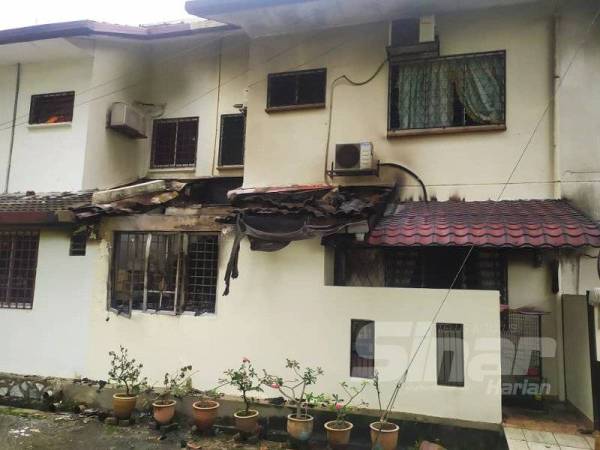 Dua beranak dilaporkan melecur dalam kebakaran dapur di sebuah rumah teres di Bandar Sunway, petang tadi.