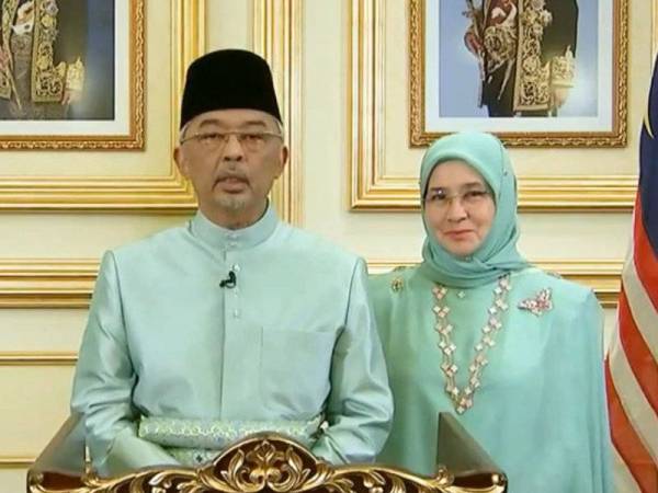 Yang di-Pertuan Agong dan Raja Permaisuri Agong dalam Perutusan Khas Aidilfitri yang disiarkan menerusi siaran televisyen, malam ini.