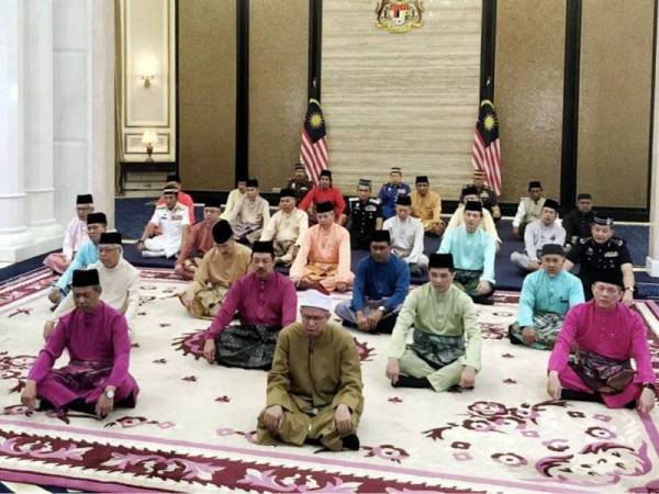 Muhyiddin mengetuai alunan takbir pada sesi rakaman takbir hari raya bersama menteri-menteri Kabinet di Bangunan Perdana Putra baru-baru ini. - Foto Bernama