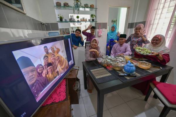 Perayaan Aidilfitri tahun ini disambut dalam suasana norma baharu susulan Perintah Kawalan Pergerakan Bersyarat (PKPB), namun masyarakat Islam tetap meraikannya bersama keluarga dengan penuh kesyukuran. -Foto Bernama