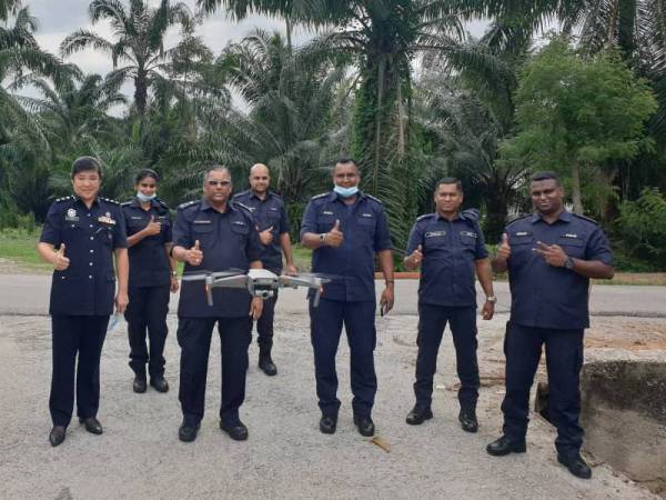 Kumaran (tengah) mengetuai pemantauan sepasukan polis menggunakan kaedah dron di Kampung Perepat, Klang, semalam, bagi memastikan masyarakat mematuhi PKPB.