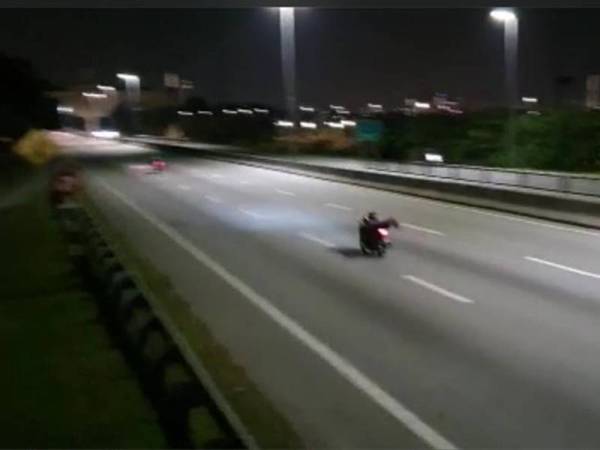 Antara aksi yang dilakukan mat rempit yang ditahan dalam Operasi Samseng Jalanan di Lebuhraya DUKE, Kuala Lumpur, awal pagi tadi.