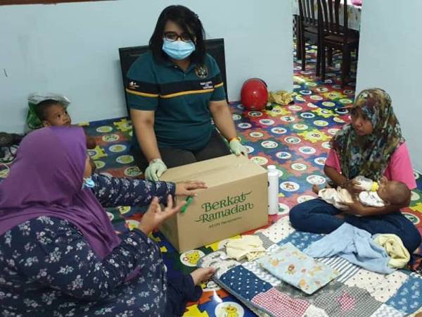 Dr Sara Chinnasamy (tengah) turut menyalurkan bantuan dari PKSP kepada golongan memerlukan sekitar Meru, Klang hari ini.